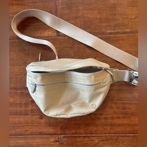 Lululemon city adventurer belt bag trench